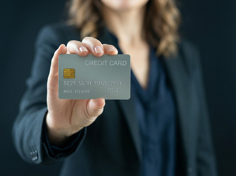 Businesswoman-holding-a-credit-card-while-standing
