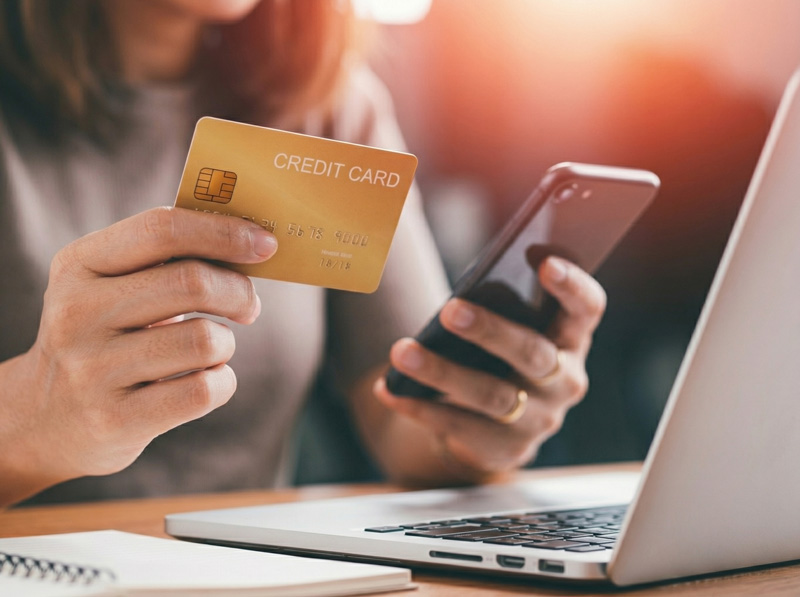 Close-up-Female-hands-holding-credit-card-and-smartphone