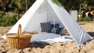 Romantic-Beach-Picnic-with-Champagne-and-Secret-Photographer-from-Red-Balloon